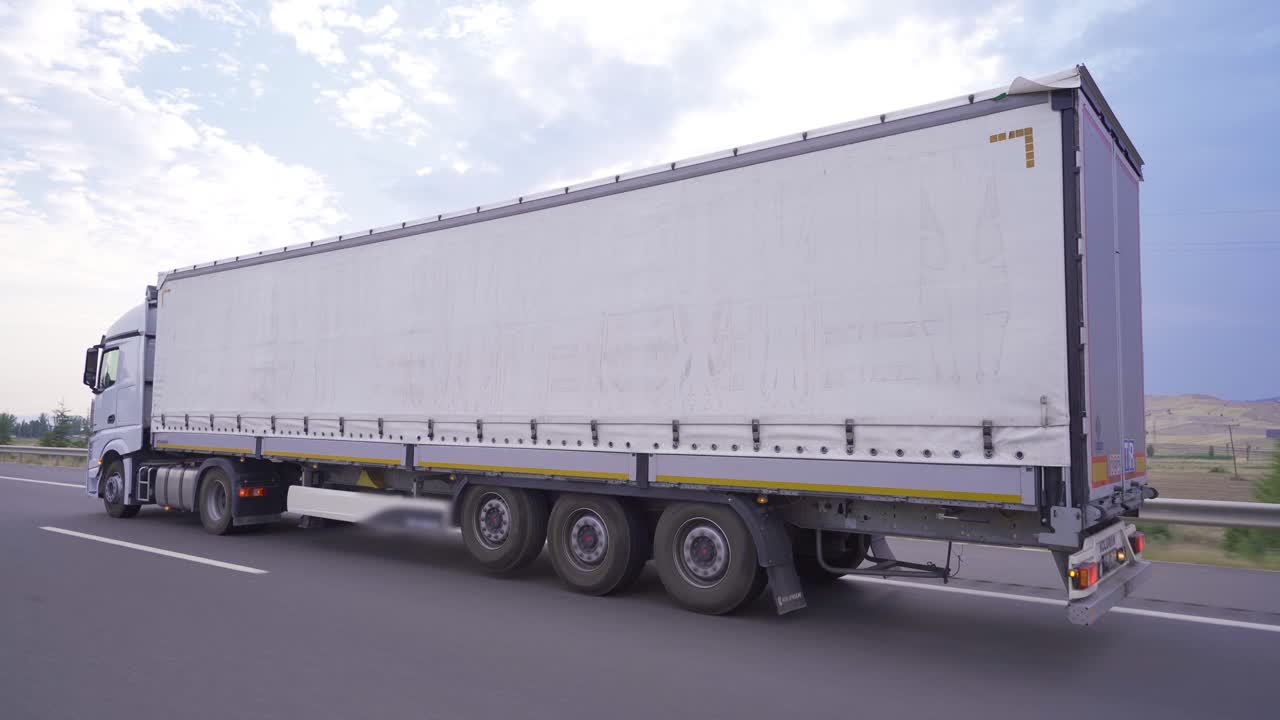 고속도로에 있는 트럭. 물류.