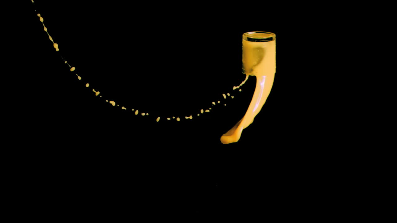 망고 유리잔을 슈퍼 슬로 모션으로 던집니다.