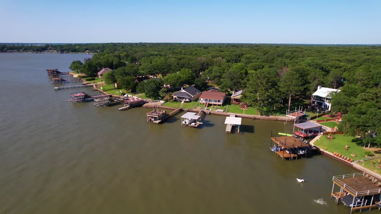 Riprese aeree del lago Cedar Creek in Texas.