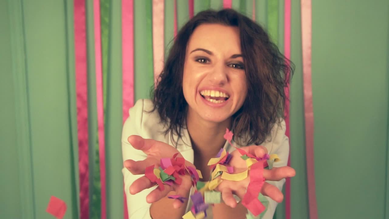 Mujer lanzando confeti en una fiesta