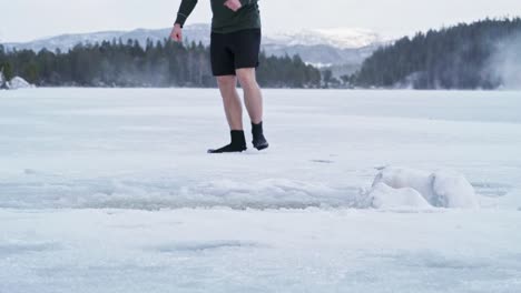 Kaukasischer-Mann-In-Schneewehe-Zog-Seinen-Pullover-Während-Des-Kalten-Winters-Auf-Dem-Land-Von-Trondheim,-Norwegen-Aus