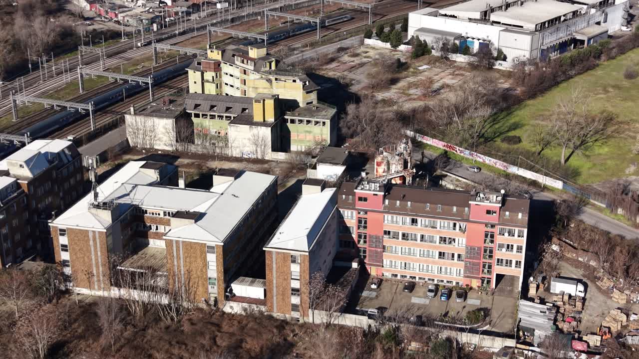 Vista aerea degli edifici di un'azienda farmaceutica in zona industriale