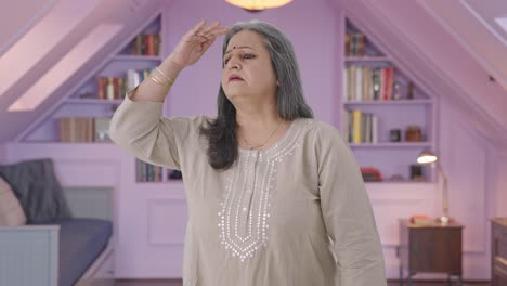 una anciana india confundida buscando a alguien.