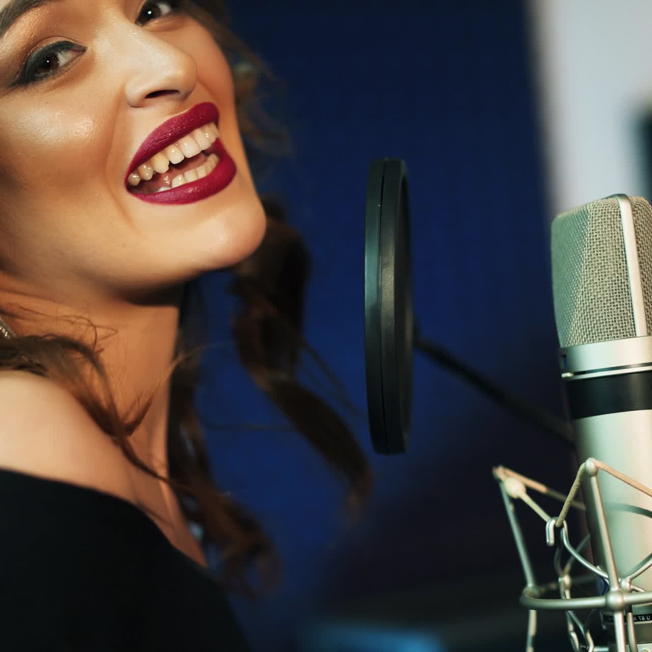 Voce femminile. Donna che canta nello studio di registrazione. Profilo di una donna con un bel viso e labbra