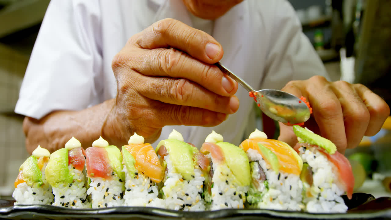 chef masculino preparando sushi en la cocina 4k