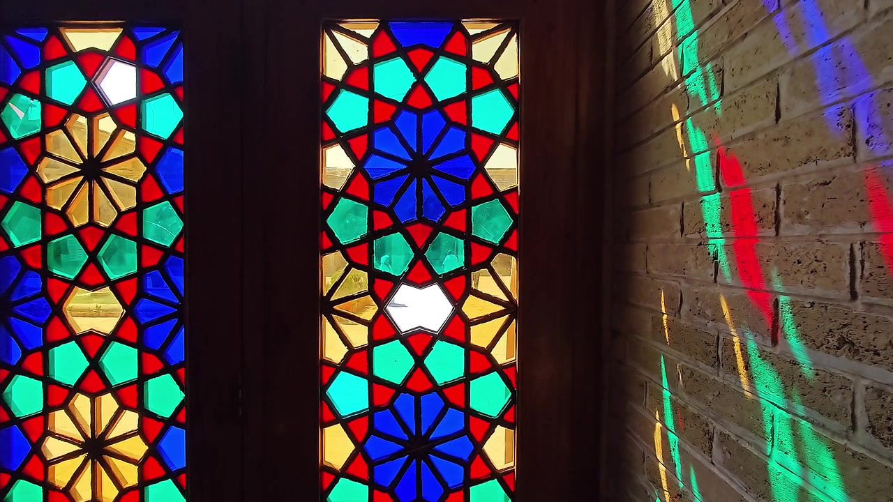 Luz Solar Projetando Padrões Coloridos Através de Janela de Vitral Tradicional
