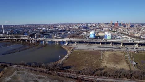 una toma aérea mirando el horizonte de la ciudad de baltimore y la interestatal 95 durante el viaje de la tarde del día de la semana