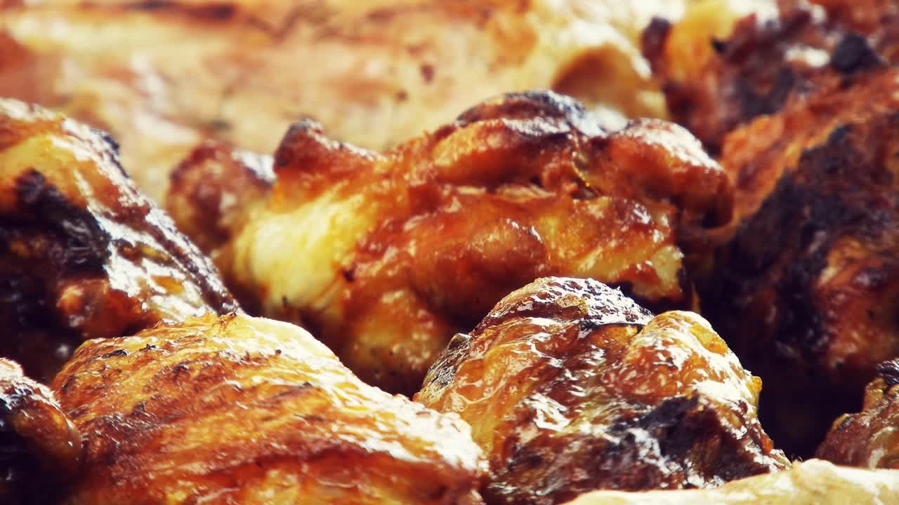 deliciosa carne a la parrilla con calor y humo saliendo de ella