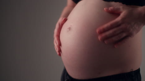 una mujer se toca el vientre con ternura durante el embarazo esperando un bebé