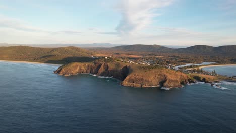 Crescent-Head---Playa-Goolawah---Playa-De-Guijarros---Nueva-Gales-Del-Sur---Australia---Toma-Aérea---Luz-De-La-Hora-Dorada