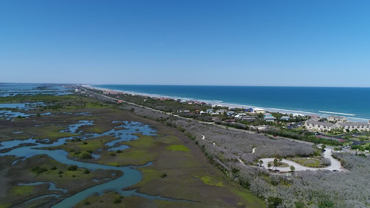 entrada del río desde el océano a lo largo de la costa