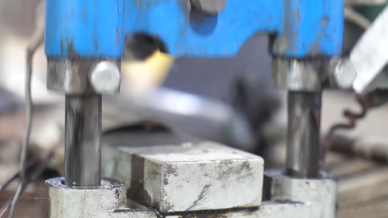 Rulliere automatiche con contenitori in movimento.