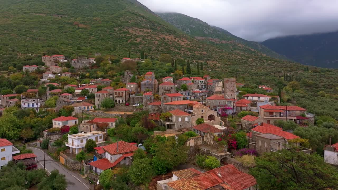 Vista aérea de dron mostrando el histórico pueblo de Lagkada en un valle verde