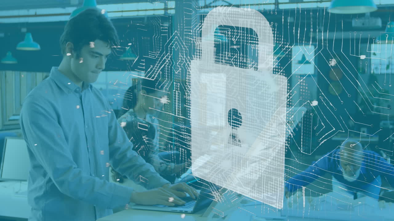 노트북을 사용하는 사업가에 대한 온라인 보안  ⁇ 락과 데이터 처리의 애니메이션