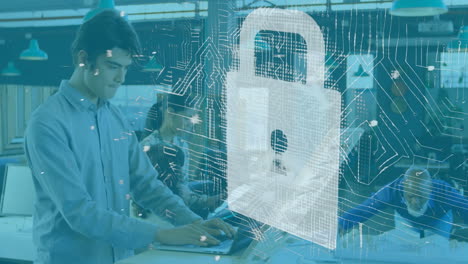 animación del candado de seguridad en línea y procesamiento de datos sobre un hombre de negocios que usa una computadora portátil