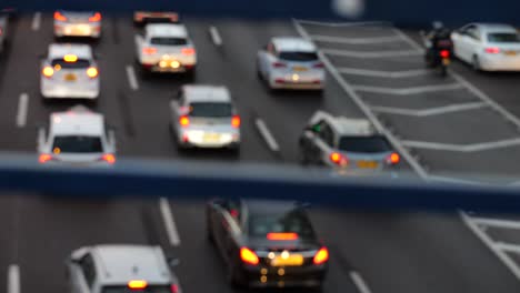 Starker-Autoverkehr-Auf-Mehrspuriger-Autobahn,-Nahaufnahme-Von-Oben-Nach-Unten,-Unfokussiertes-Hintergrundvideo