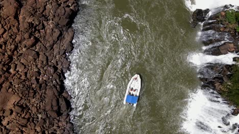 Vista-Superior-Del-Barco-Semirrígido-Navegando-Por-Las-Aguas-Del-Salto-De-Moconá,-Río-Uruguay