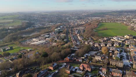 Die-Winteransicht-Aus-Der-Drohnenperspektive-Erfasst-Die-Typische-Britische-Städtische-Wohnsiedlung-Des-Dewsbury-Moore-Council-Estate-Mit-Reihenhäusern-Aus-Rotem-Backstein-Und-Dem-Industriellen-Yorkshire