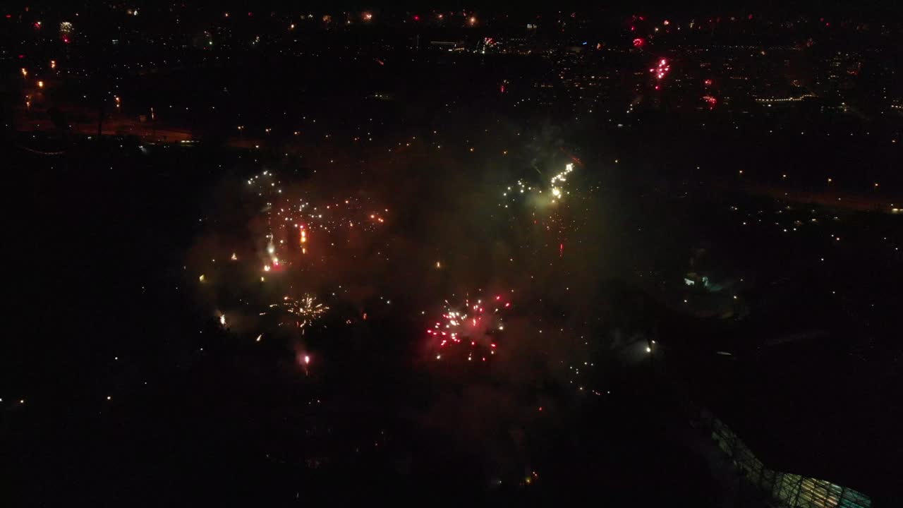 munich olympia park fuegos artificiales de nochevieja desde el aire volando con un dron