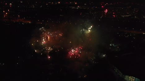 Munich-Olympia-Park-Fuegos-Artificiales-De-Nochevieja-Desde-El-Aire-Volando-Con-Un-Dron