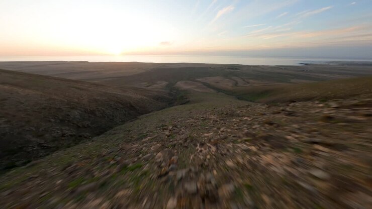 fuerteventura costa orientale fpv immersione in montagna durante il tramonto bellissimo paesaggio di montagna liscia