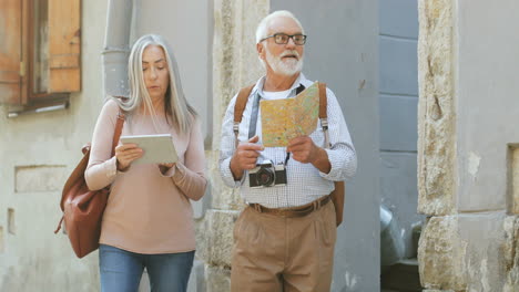 pareja mayor en un recorrido turístico por el centro