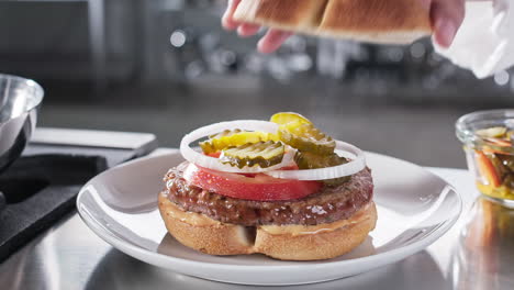 chef preparando una deliciosa hamburguesa