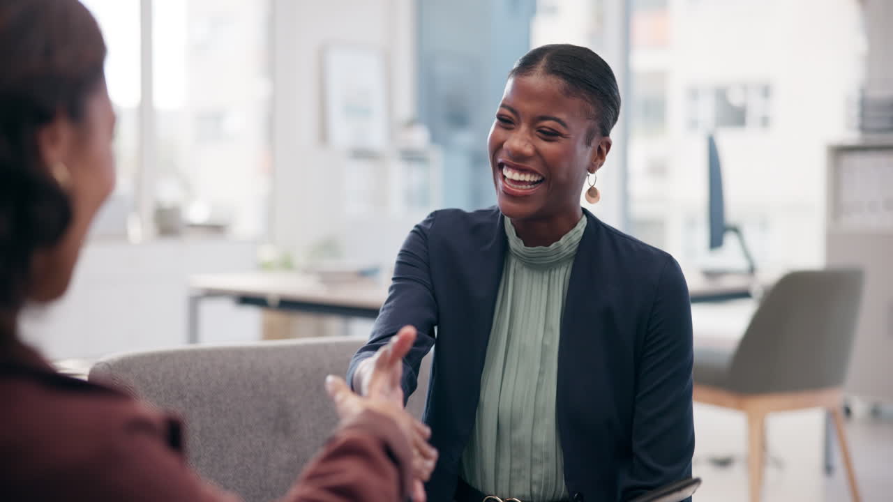 Due donne d'affari in un ambiente d'ufficio positivo