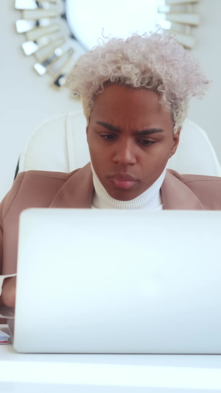 Donna d'affari che lavora al portatile in ufficio