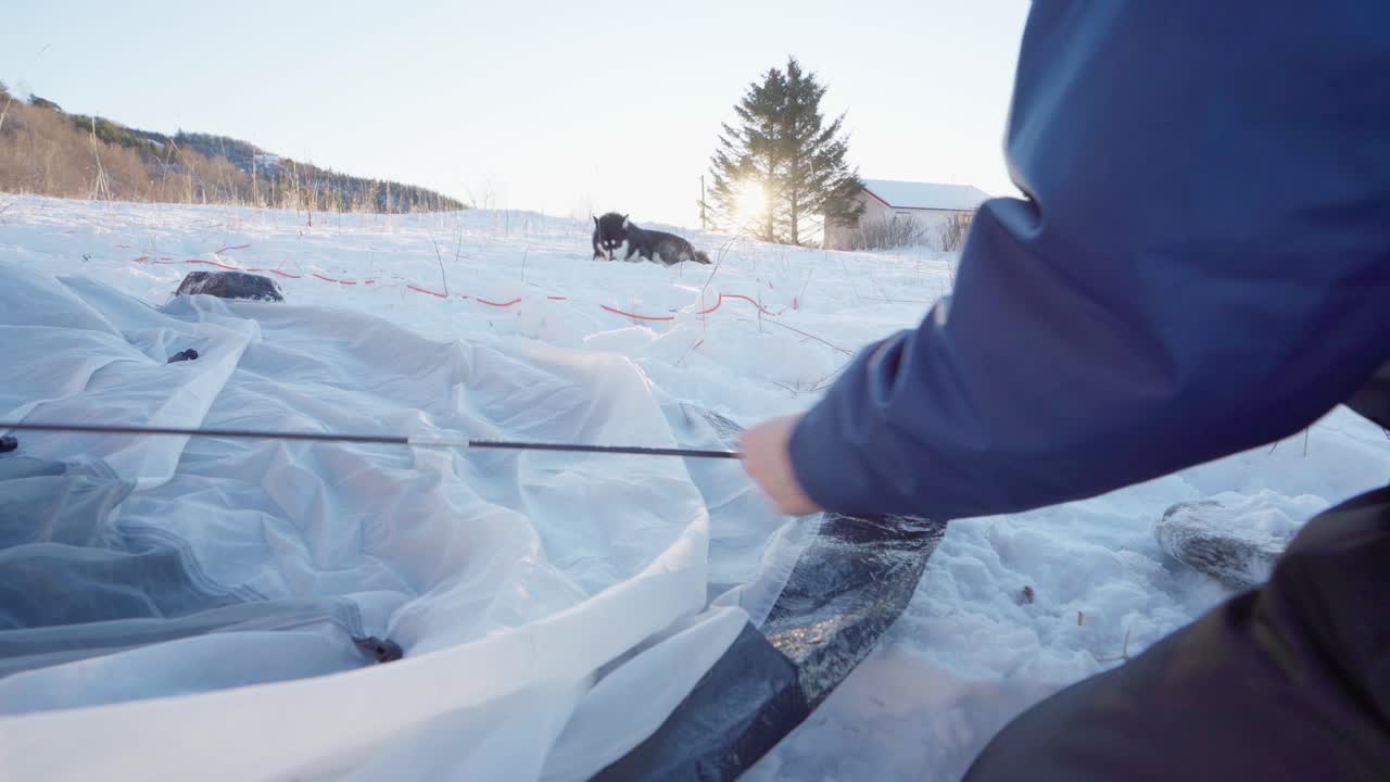 내부 텐트에 기둥을 놓는 남자 - 캠핑 중 텐트 조립