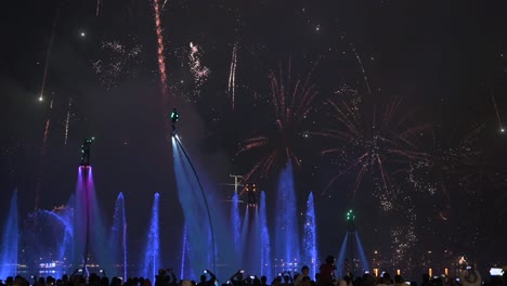 4k: impresionante espectáculo de fuegos artificiales y flyboard led 2023, celebrado en el paseo marítimo al majaz de sharjah, emiratos árabes unidos