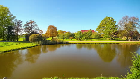 Ein-Ganzjähriger-Zeitraffer-Eines-Häuschens-Am-See,-Der-Bei-Allen-Wetterbedingungen-Von-Herbst,-Winter,-Frühling-Und-Sommer-übergeht