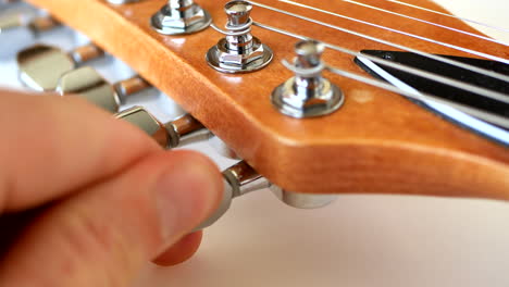 在 maple headstock 調音一把木粒電吉他