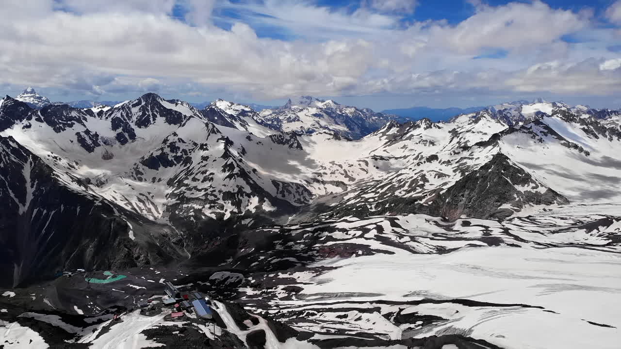 눈 인 산의 풍경