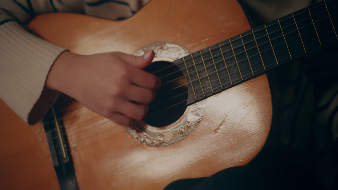 Mujer tocando guitarra, escribiendo canción, componiendo música