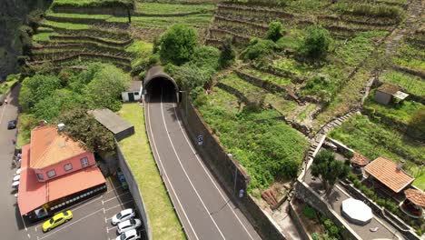 조아오 델가도 (joão delgado) 를 내려다보는 시알 마을 (seixal village) 의 언덕 위의 테라스 도 (terraced hillside aerial view overlooking joão delgado)