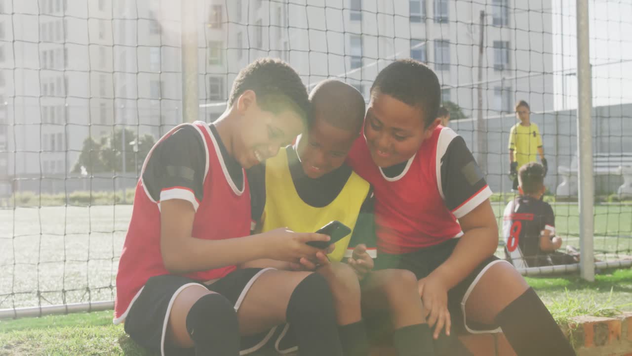 ⁇ 은 옷을 입은 축구 아이들이  ⁇ 시를 찍고  ⁇ 은 날 웃고 있습니다.