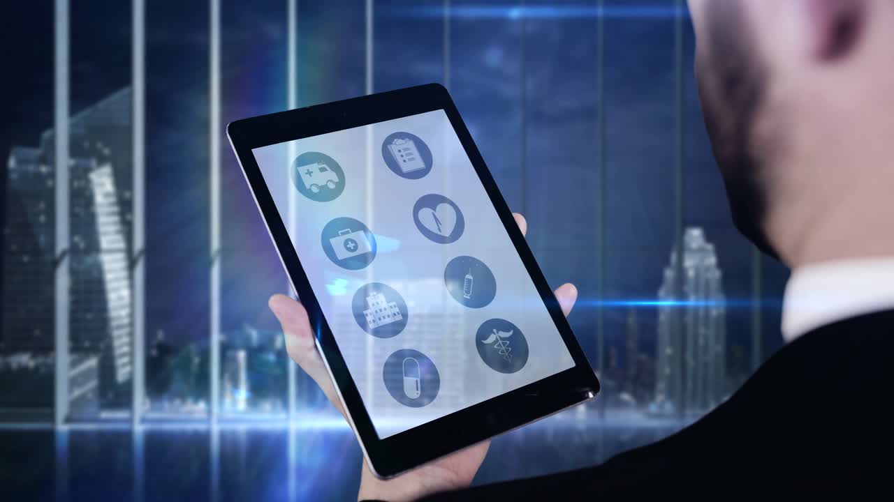 hombre usando una tableta digital