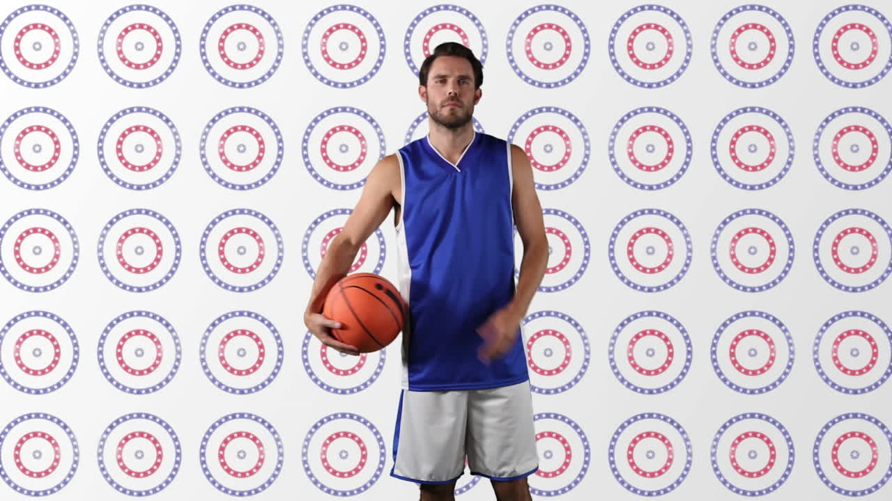 jugador de baloncesto masculino caucásico sosteniendo baloncesto contra múltiples estrellas en círculos giratorios