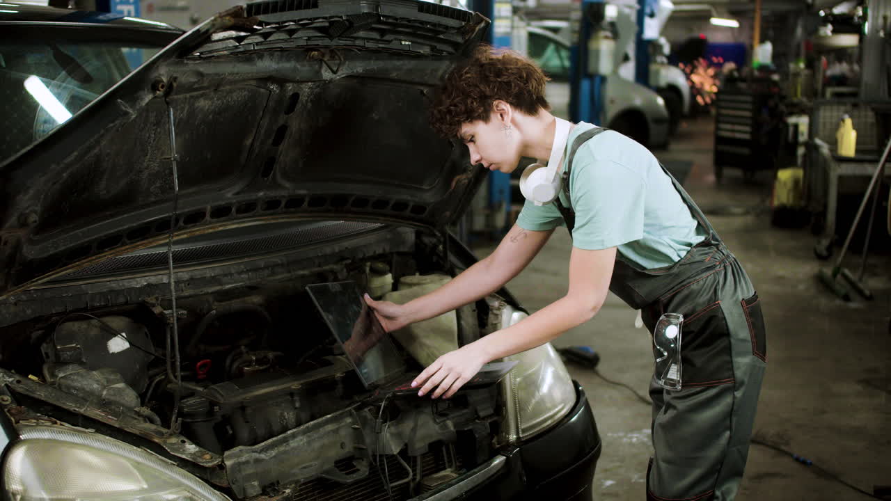 차고 에서 일 하는 여자
