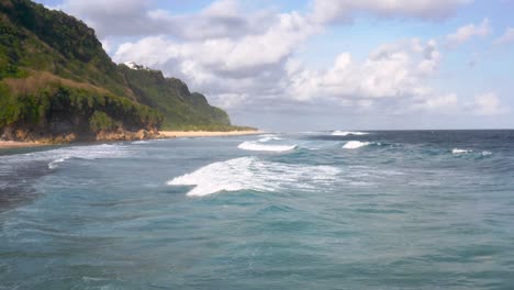 Calm-and-low-tides-moving-towards-the-shore