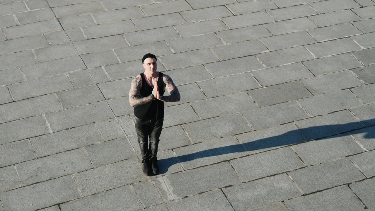 contemporáneo hip hop bailarín de calle hipster hombre con tatuaje funky baile urbano estilo libre en la ciudad