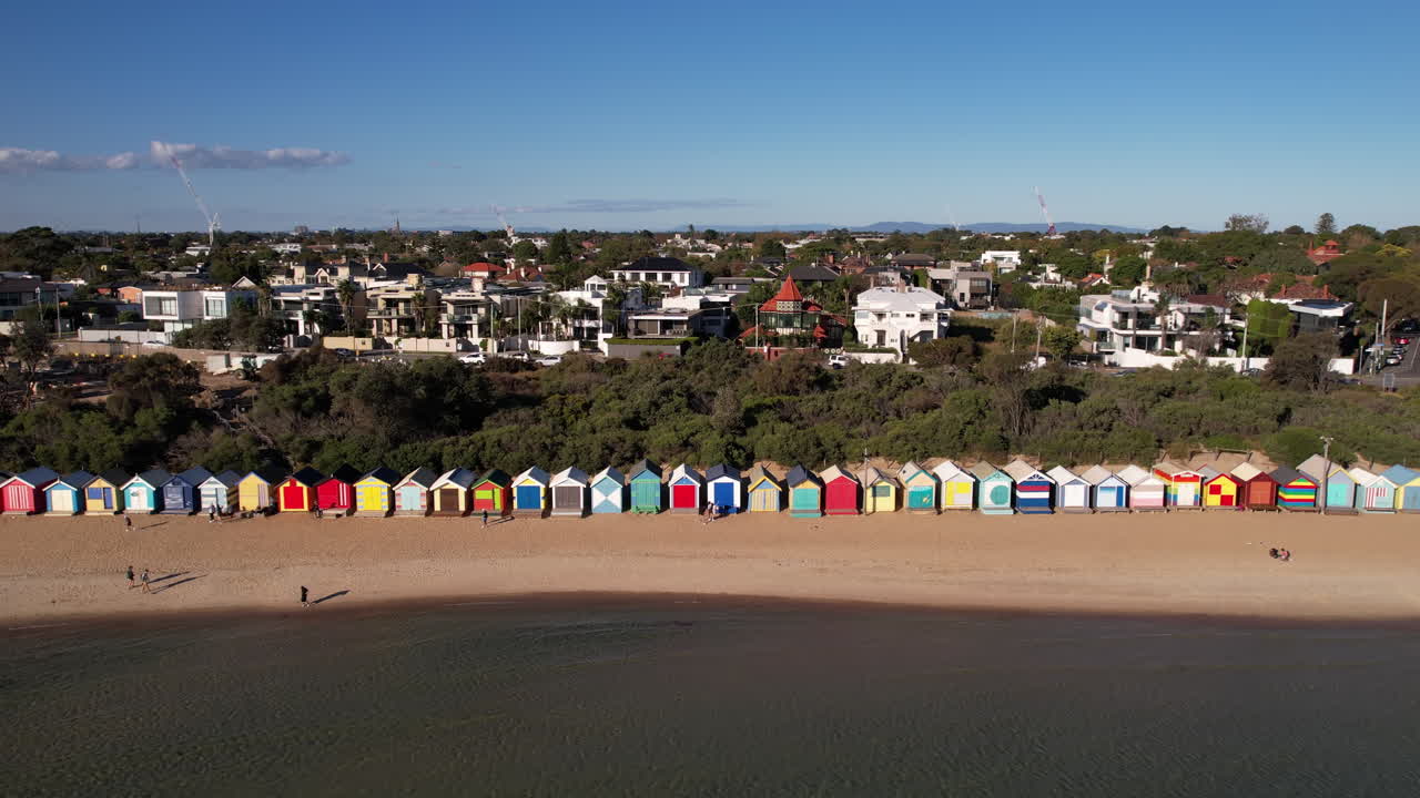 vista aérea de las cajas de baño de brighton, atracción turística y punto de referencia en la playa de dandy street, melbourne, australia