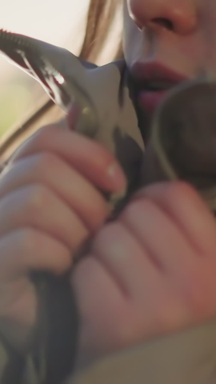 primer plano de una chica con una chaqueta de melocotón, agarrándola fuertemente mientras se siente fría en una atmósfera fría. su expresión y lenguaje corporal transmiten la incomodidad y la necesidad de calor en un ambiente rápido