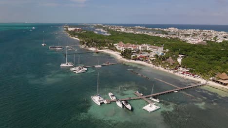 muelle privado en una isla tropical con yates de lujo y barcos caros