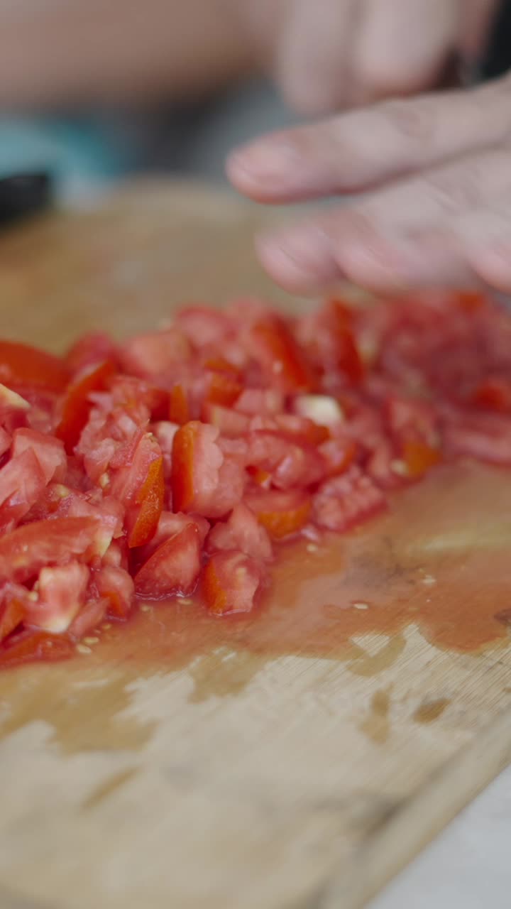 토마토를 잘라내는 것