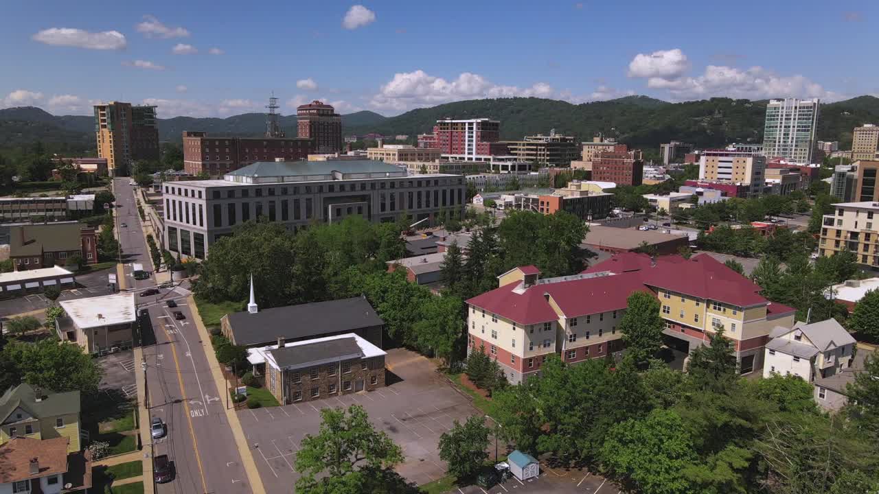 antena sobre el centro de asheville carolina del norte al atardecer 4