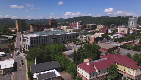 Antena-Sobre-El-Centro-De-Asheville,-Carolina-Del-Norte-Al-Anochecer-4