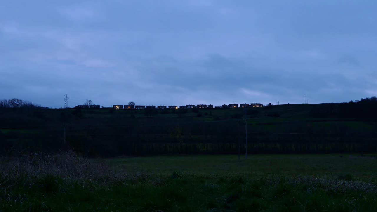 황혼의 언덕에 있는 시골 마을의 저속 촬영