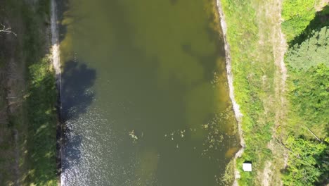 &quot;El-Dron-Se-Desliza-Sobre-El-Lago-Iluminado-Por-El-Amanecer-En-Europa,-Capturando-Una-Laguna-Tranquila,-Un-Bosque-Exuberante-Y-Estanques-Naturales.